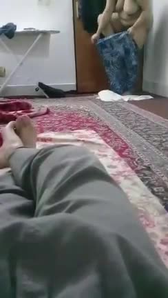 پسره از لباس پوشیدن زنش مخفیانه و یواشکی فیلم گرفته.mp4 - تماشای آنلاین در بکن تو