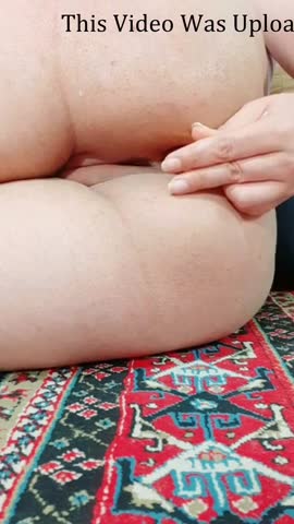 دختره یک شیئی رو میکنه تو سوراخ کونش و خودارضایی میکنه.mp4 - تماشای آنلاین در بکن تو