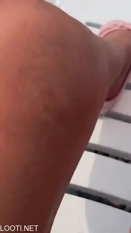 لایو سکسی مسیحا ممه هاشو ریخته بیرون تو ساحل از کص و کون ملت فیلم میگیره.mp4