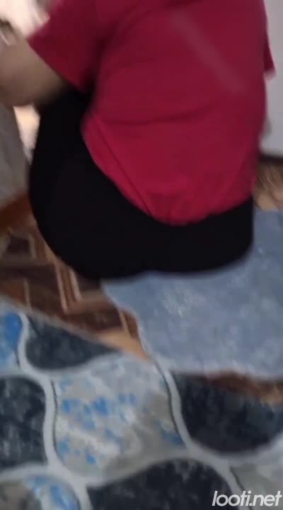 مادر و پسر شمالی بالا سر مادرش وایساده جق میزنه.mp4