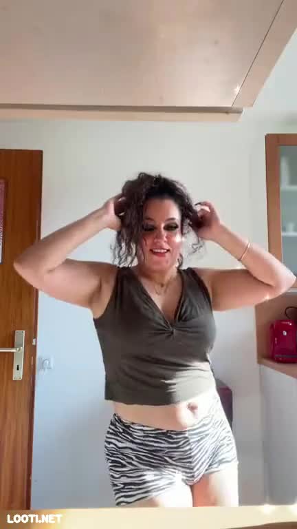 لایو سکسی از النا میلف جذاب ایرانی      شیک میزنه جنده بازی در میاره از دستش ندید.mp4 - تماشای آنلاین در بکن تو