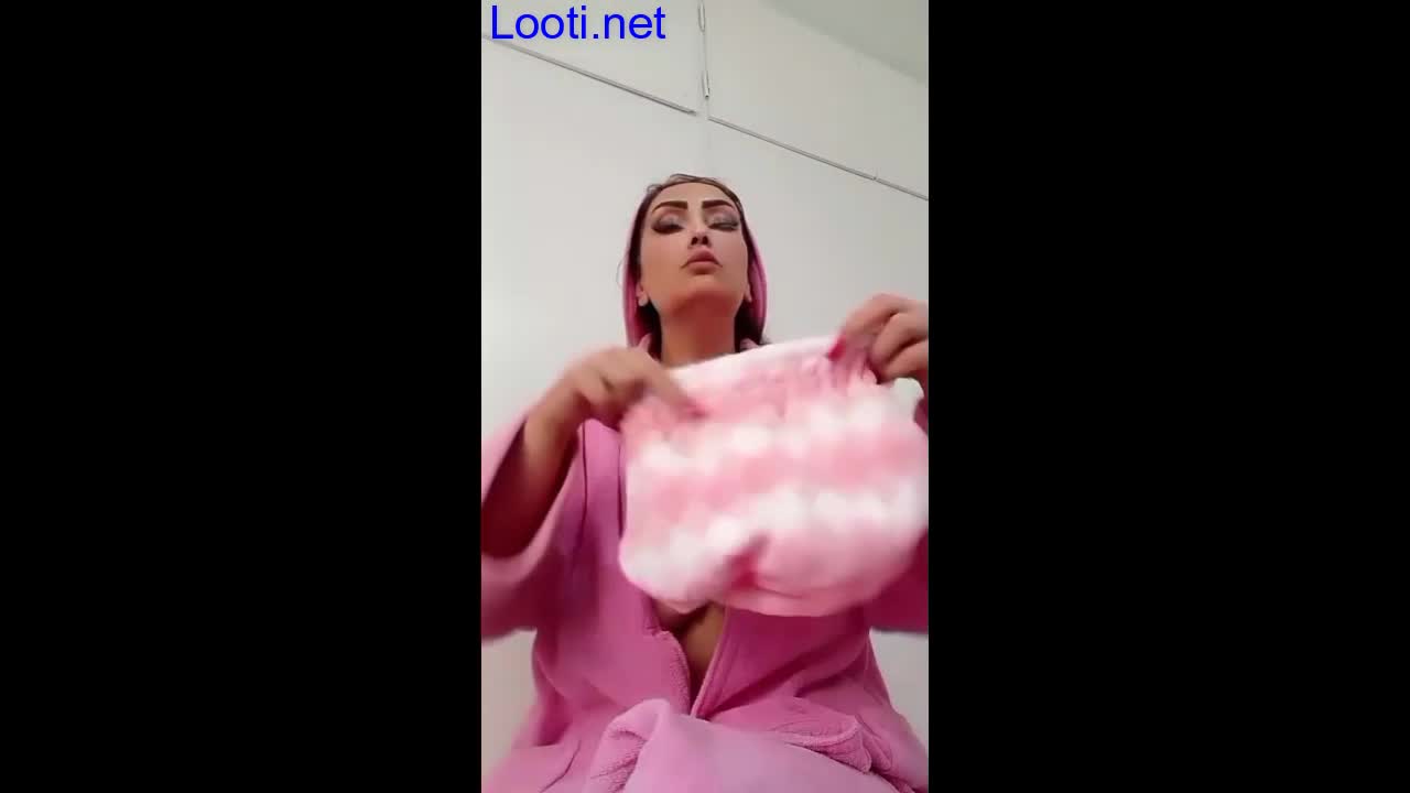 بدن نمایی میلف ایرانی با حوله حموم.mp4 - تماشای آنلاین در بکن تو