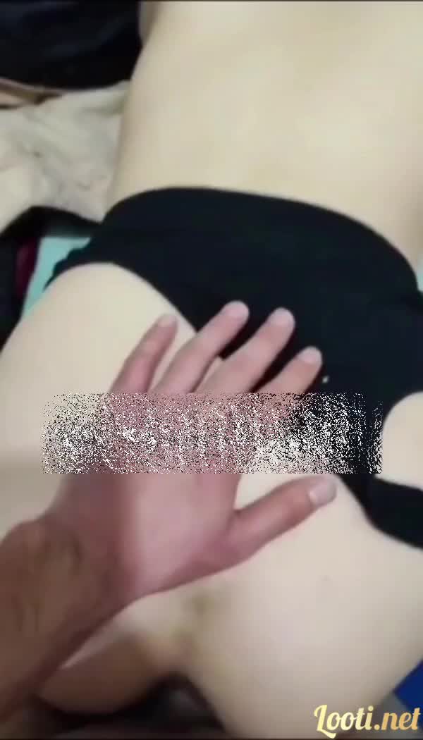 سکس زوج وطنی تو پوزیشن داگی زنه قمبل کرده کیر مرده رو تف میزنه تنظیم میکنه تا فرو کنه.mp4 - تماشای آنلاین در بکن تو