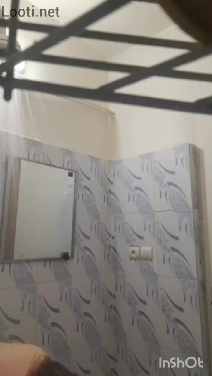 دوش گرفتن خانم سن بالا.mp4