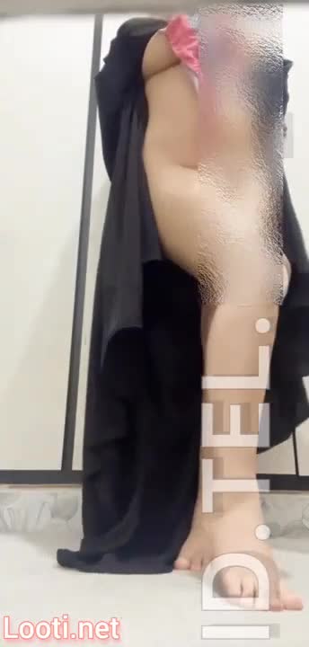 بدن نمایی دختر محجبه حشری کص صورتیش نشون میده و حرفای سکسی میزنه.mp4