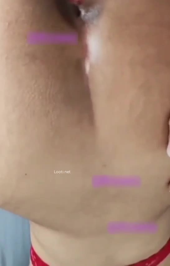 سکس از کوس و کون از نمای نزدیک فیلم گرفته کون تنگی داره به زور میکنه توش.mp4