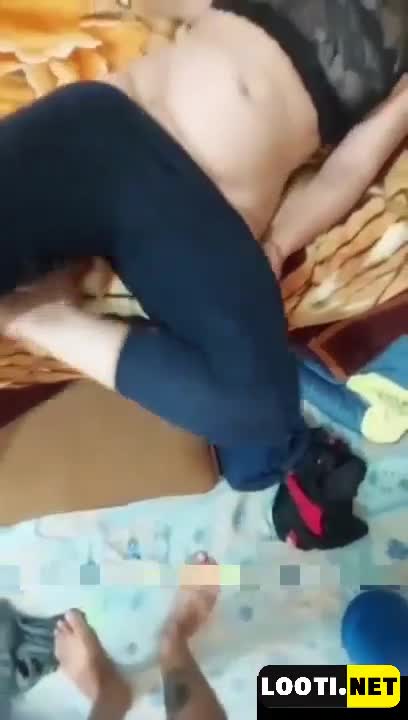 پسره شلوار آبجیش رو میکشه پایین  رو کمرش نوشته آبجی گلم.mp4 - تماشای آنلاین در بکن تو