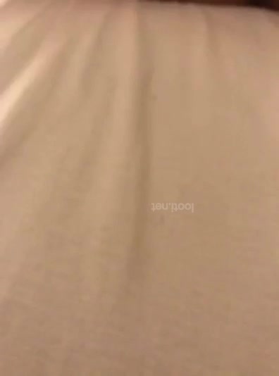 ساک زدن روی تخت بعد میاد زنش کصشو انگشت میکنه.mp4