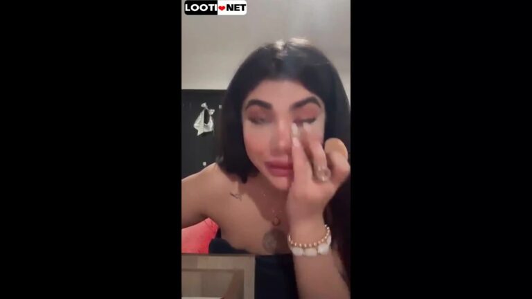 لایو دختره موقع شانه کردن موهاش حولش باز میشه همه چیزش معلوم میشه.mp4