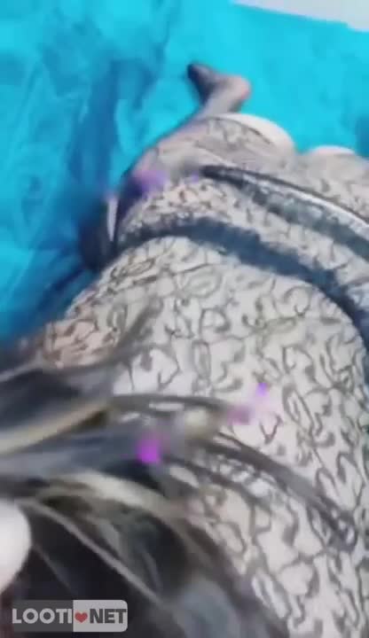 گیس دوست دخترشو گرفته تا ته میکنه تو دهنش.mp4