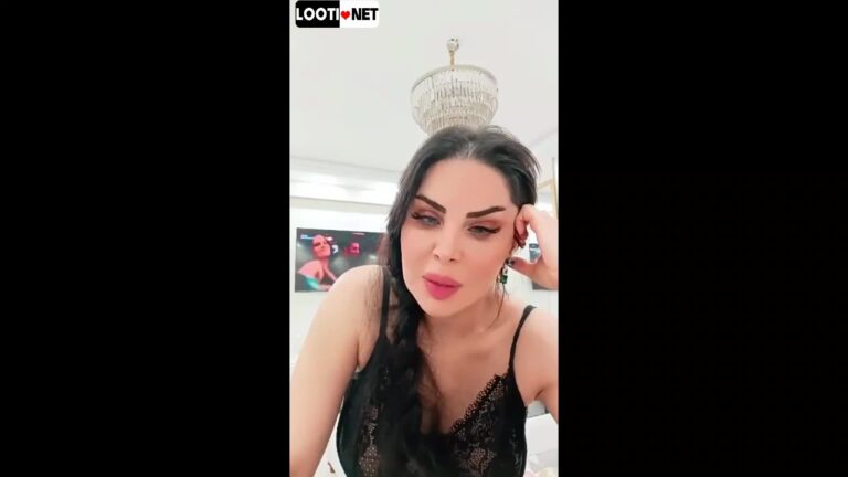 لایو دختره حواسش نیست نوک ممه هاش معلوم میشه.mp4