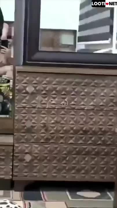دوس دخترشو برده خونشون از اینه روبرو کزدنشو فیلم میگیره.mp4