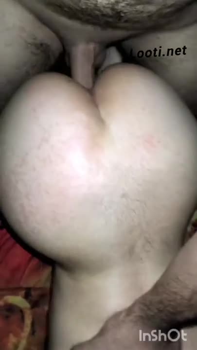 دوست دخترشو اورده روتخت ازکون میکنتش پسره کیرخوبی داره قشنگ وخیلی راحت تاانتهای کیرش فرومیکنه.mp4